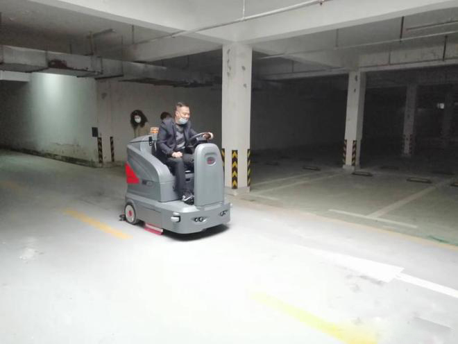 郑州小区物业保洁不用人力改用驾驶式洗地机了